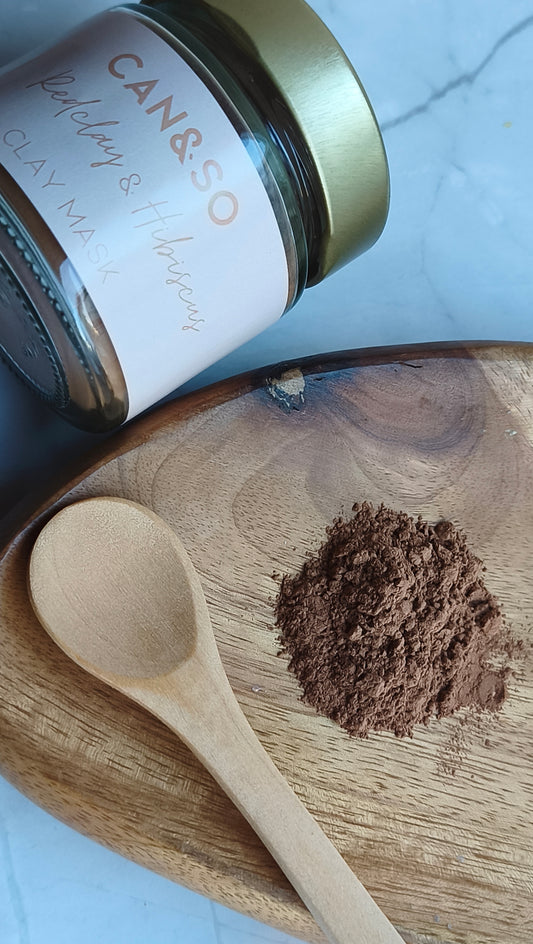 Hibiscus en rode klei masker.